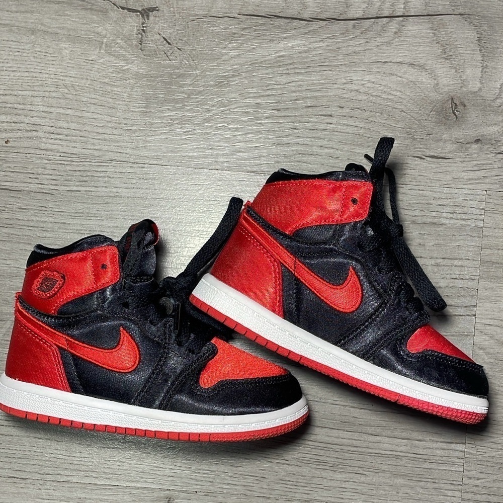 JORDAN 1 RETRO SHOES.